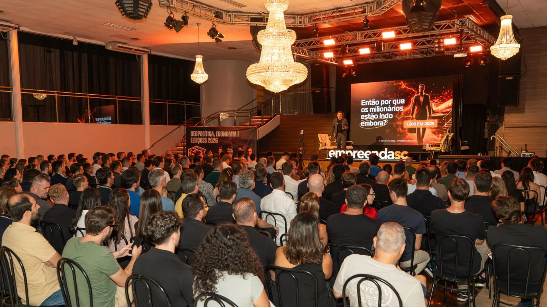 Empreenda News reúne centenas de empresários em Blumenau para debate sobre geopolítica, economia e eleições de 2026