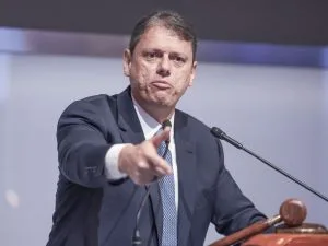 Rejeição a Messias no STF expõe fragilidade de Lula, diz Tarcísio