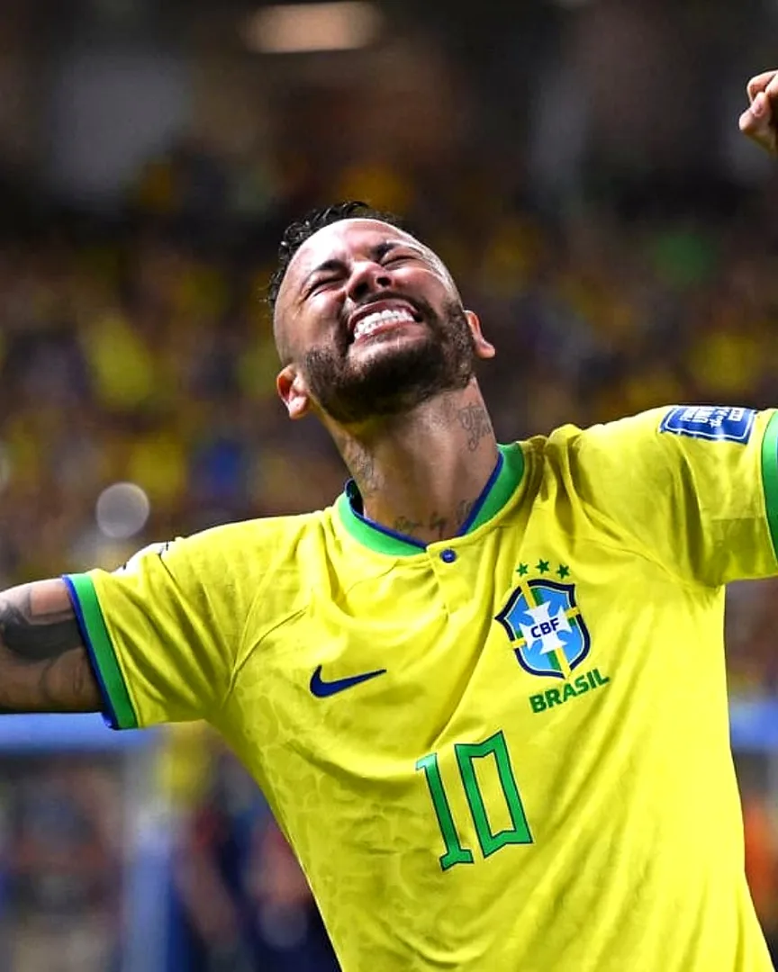 Neymar retorna à Seleção após três anos e é ovacionado