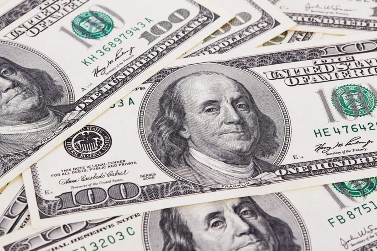 Dólar se mantém estável em R$ 5,00 apesar de acordo EUA-Irã