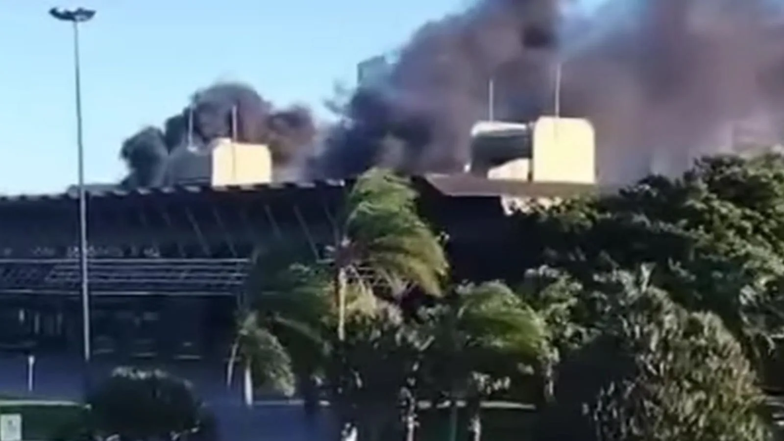 Incêndio em restaurante na rodoviária de Florianópolis é controlado