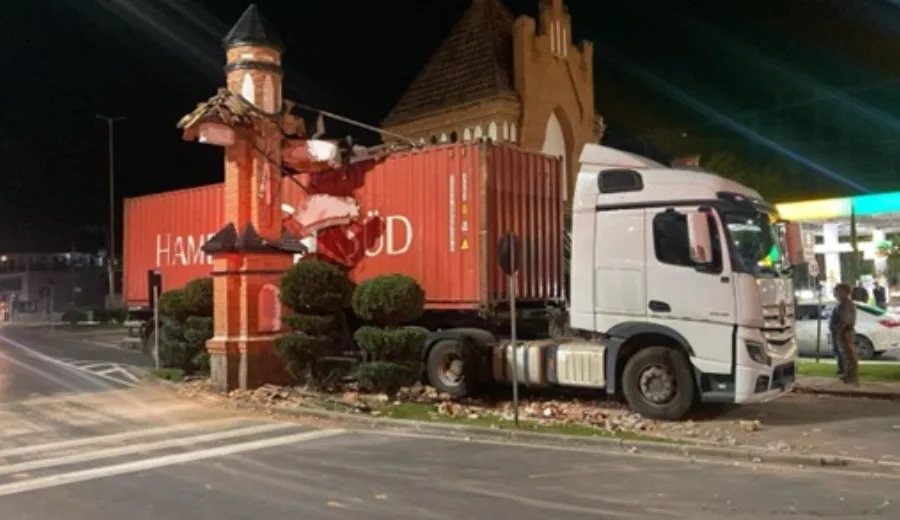 Caminhão derruba parte do Portal Norte em Pomerode