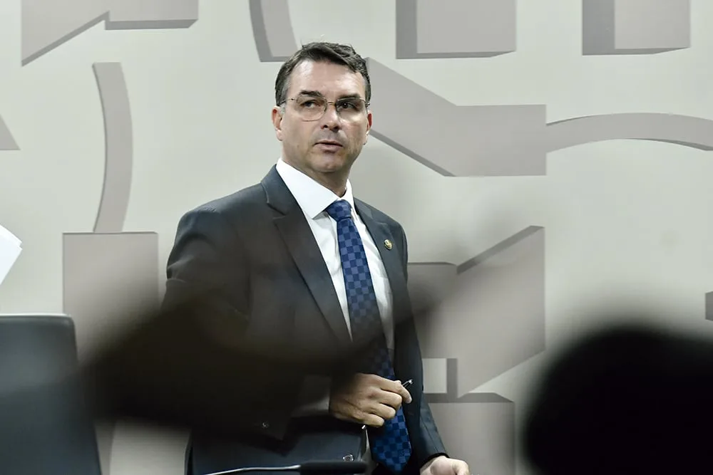 Flávio Bolsonaro teria negociado 134 milhões de reais para filme sobre Jair