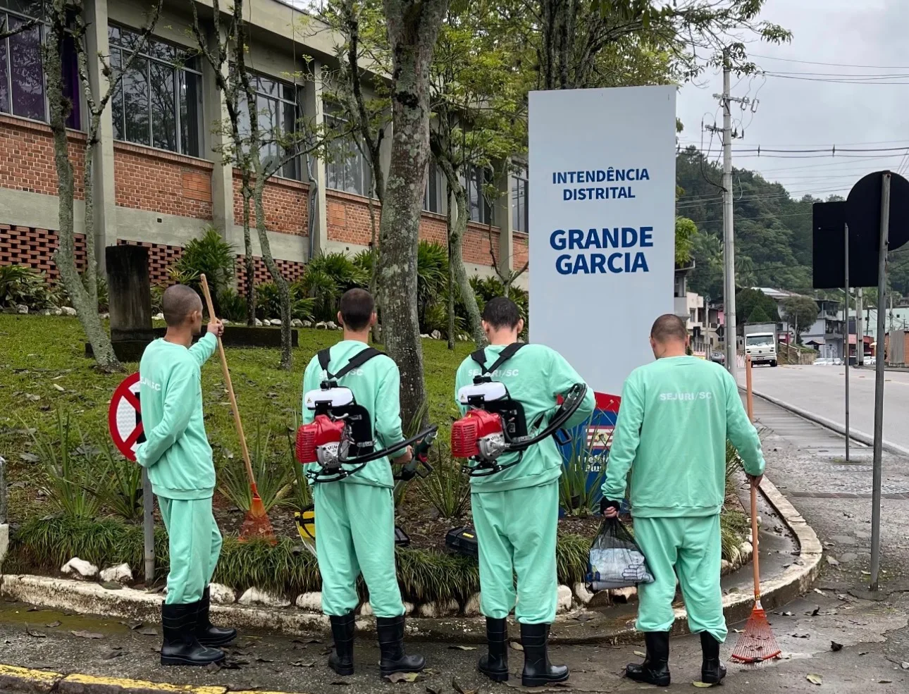 Apenados reforçam manutenção urbana no Grande Garcia, em Blumenau
