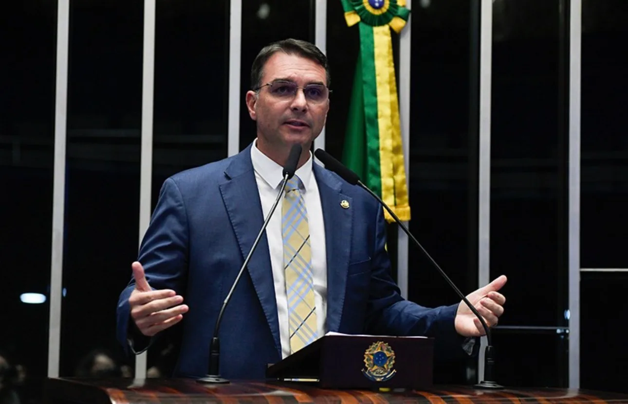 Flávio Bolsonaro defende endurecimento na segurança pública