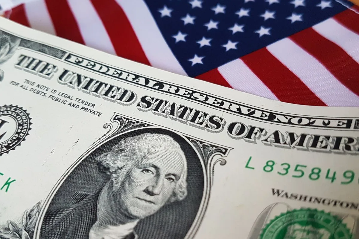 Dólar sobe em meio a inflação e tensões geopolíticas