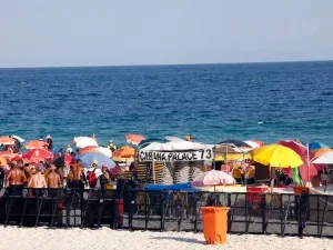 Fãs de Shakira montam cercadinhos e 'camarotes' em Copacabana