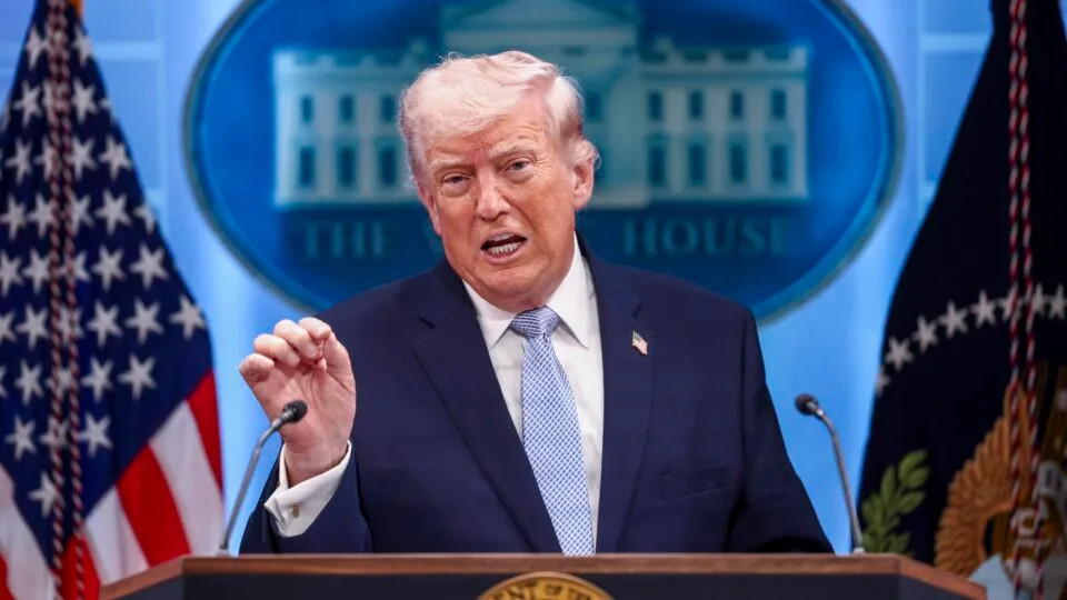 EUA iniciarão escolta de navios no Estreito de Ormuz, afirma Trump