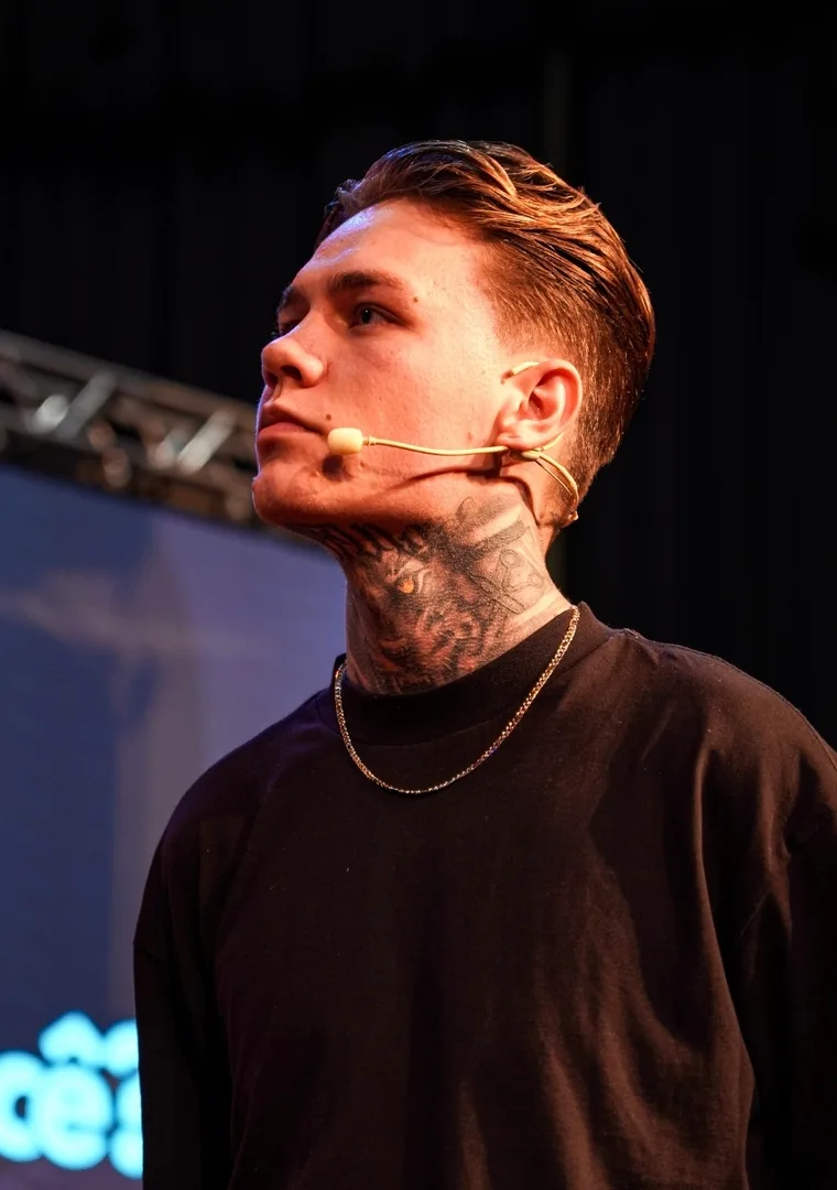 De infância difícil ao sucesso na barbearia