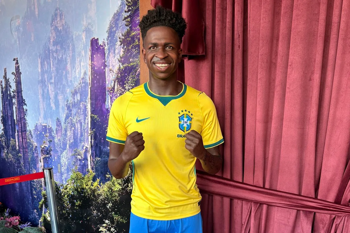 Timing: Estátua de Vini Jr. é inaugurada em Gramado após sucesso na Copa