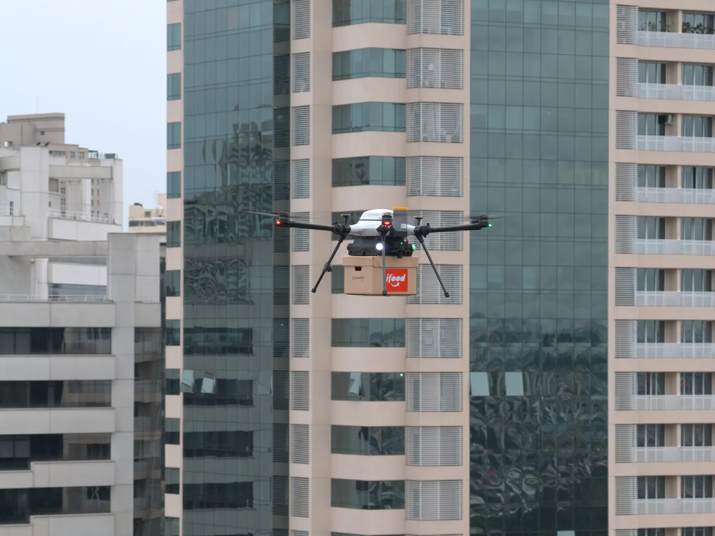iFood inicia entregas por drones em condomínio de SP