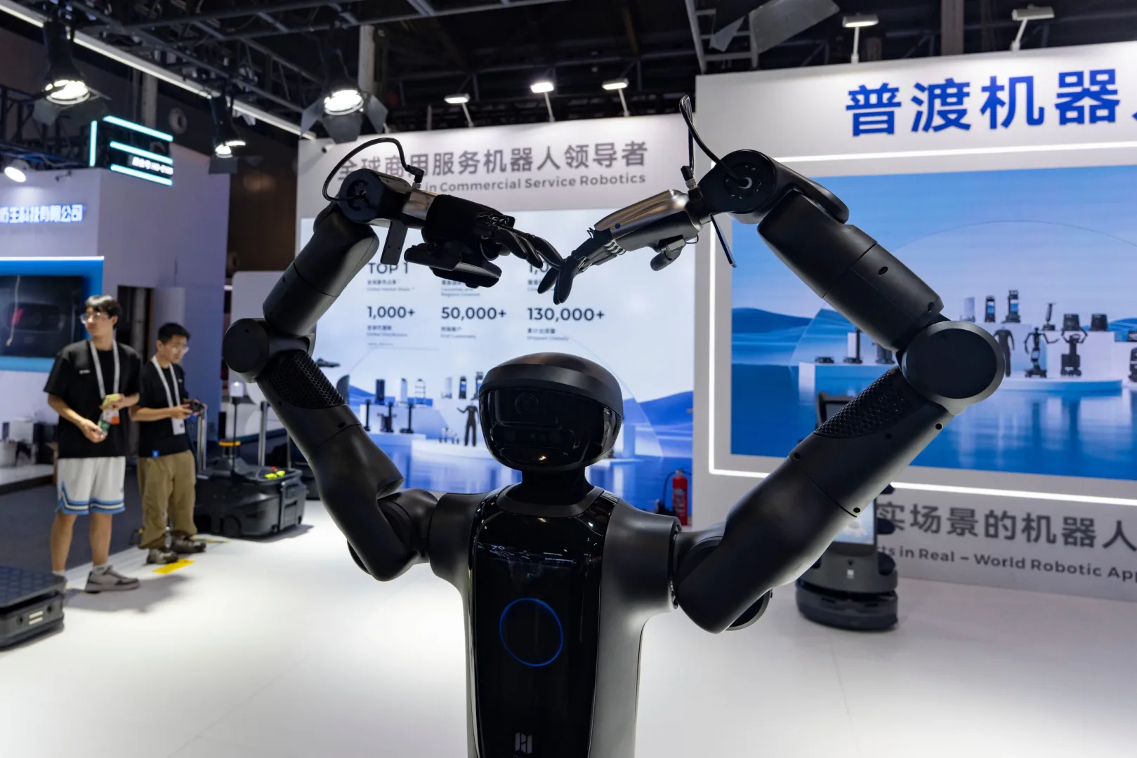 China avança com 400 modelos de robôs humanoides
