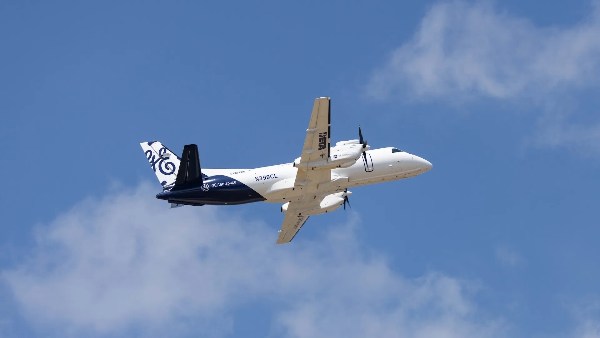 Avião realiza primeiro voo com motor híbrido-elétrico