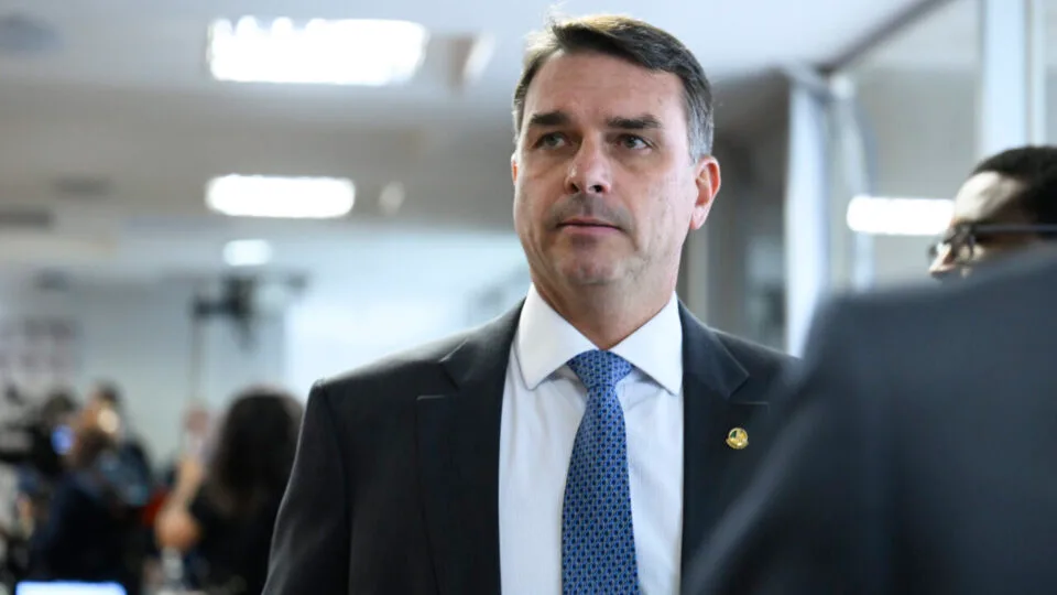 Flávio Bolsonaro pode ser multado por carta de Jair