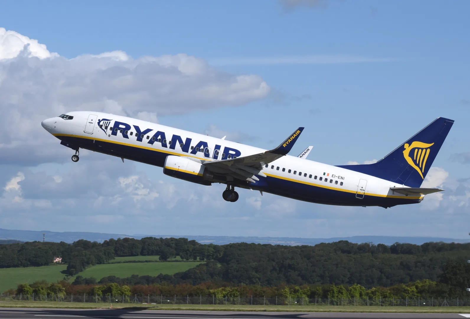 Passageiro quase é sugado para fora em voo da Ryanair