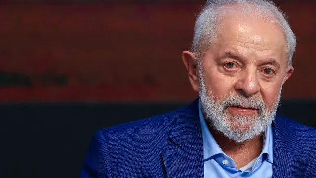Lula critica regra que veta pré-candidatos em obras públicas