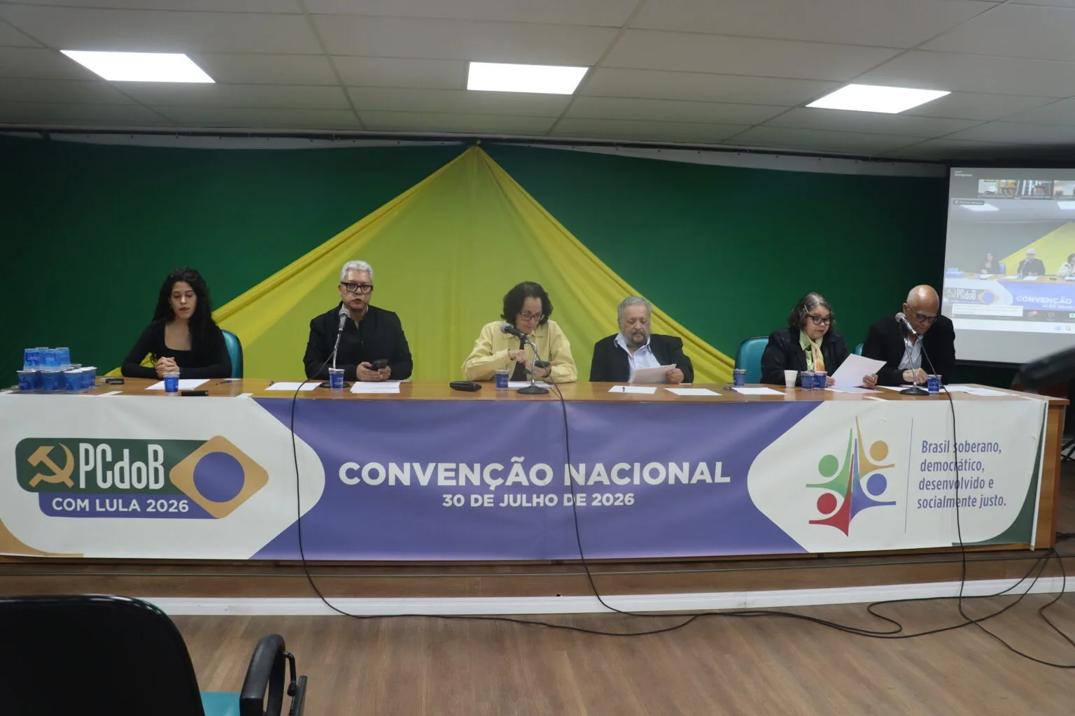 PCdoB adota cores da bandeira nacional em nova identidade