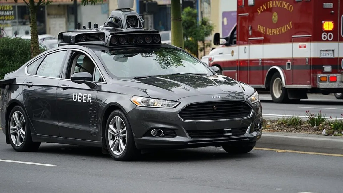 Uber demite 3,3 mil e investe em robotáxis