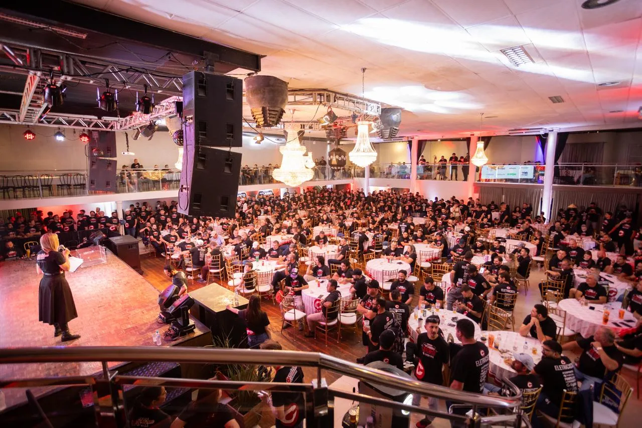 Cerca de 1.000 eletricistas reunidos num só lugar.