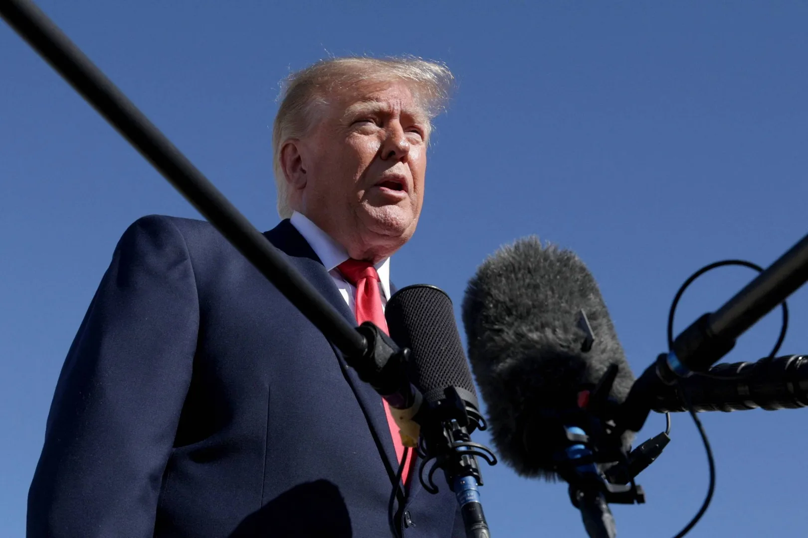 Trump sugere fraude em eleição brasileira
