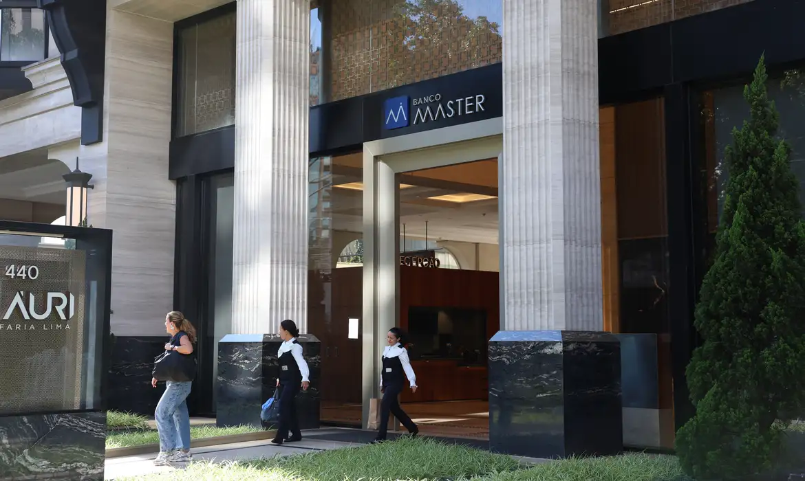 PF investiga Banco Master, China tem superávit recorde e EUA divulgam dados