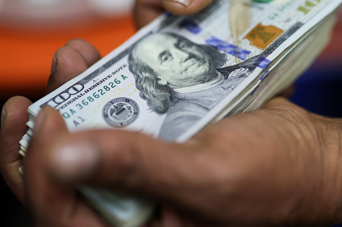 Dólar cai após captura de Maduro pelos EUA; Veja cotação