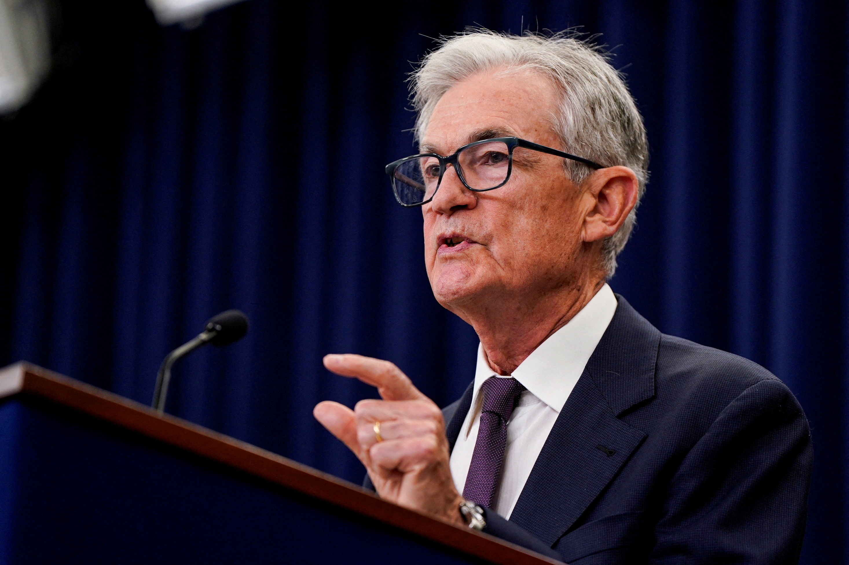 Dólar cai após ameaça de indiciamento de Powell e ouro atinge recorde