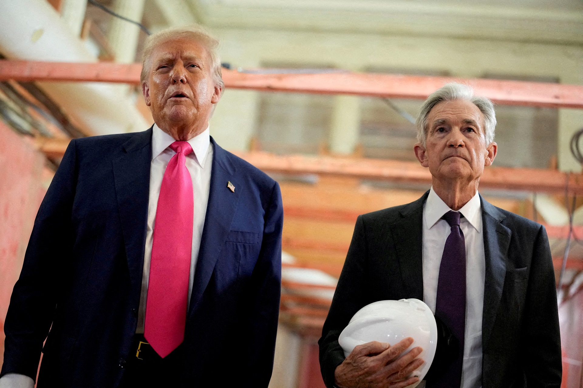 Trump X Powell: Pressão política no Fed eleva incertezas sobre juros nos EUA