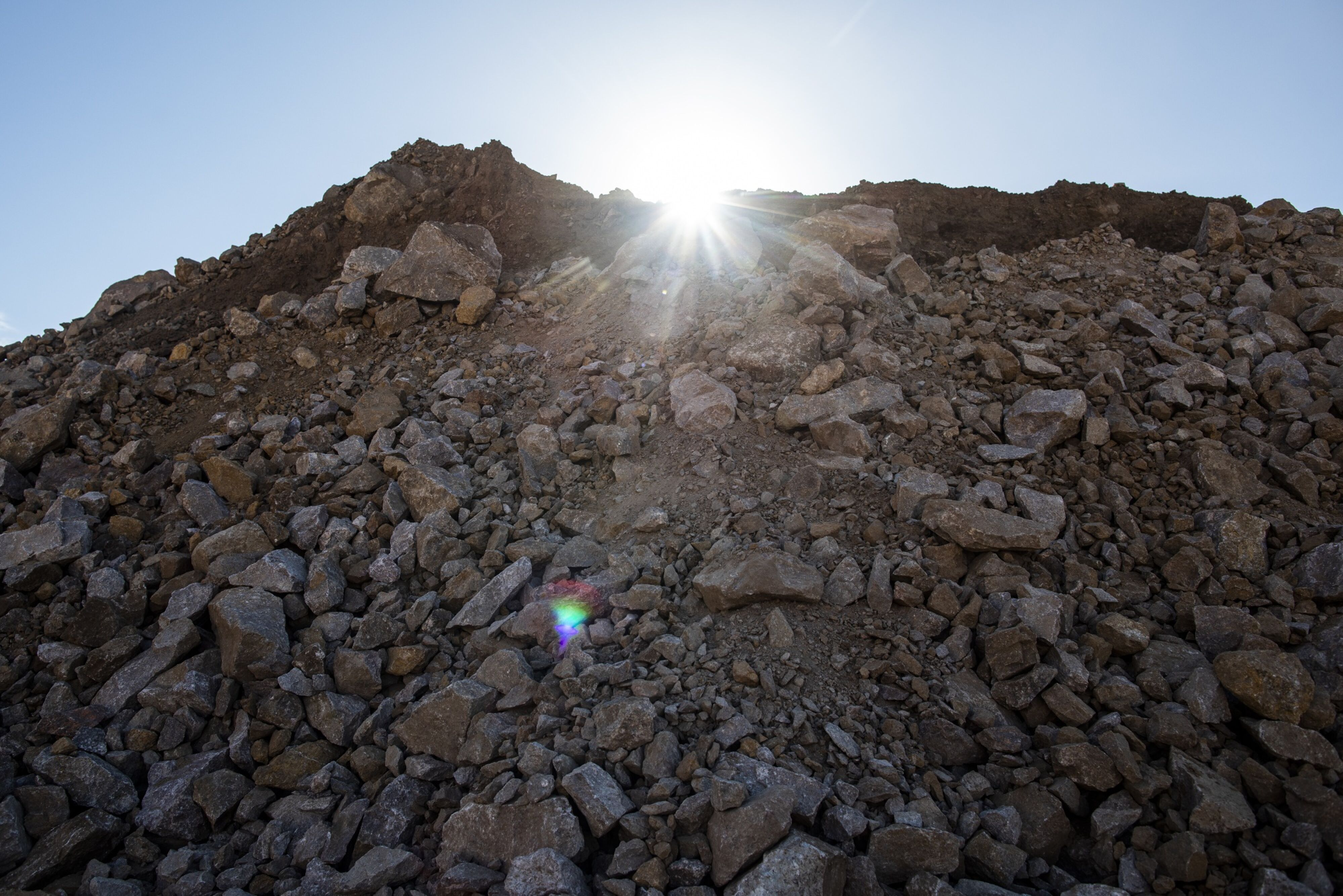 Futuros do minério de ferro caem com preços altos e estoques em alta na China
