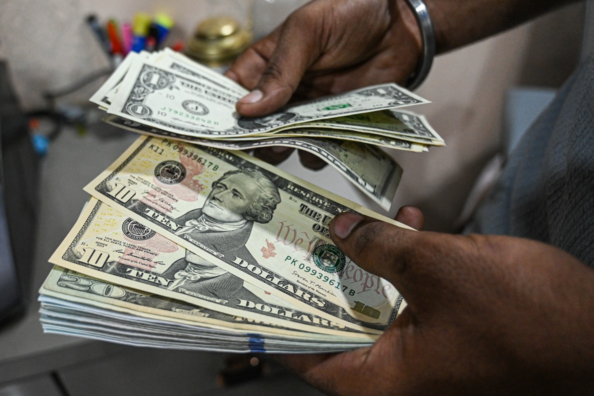 Dólar opera estável com dados do mercado de trabalho dos EUA no radar