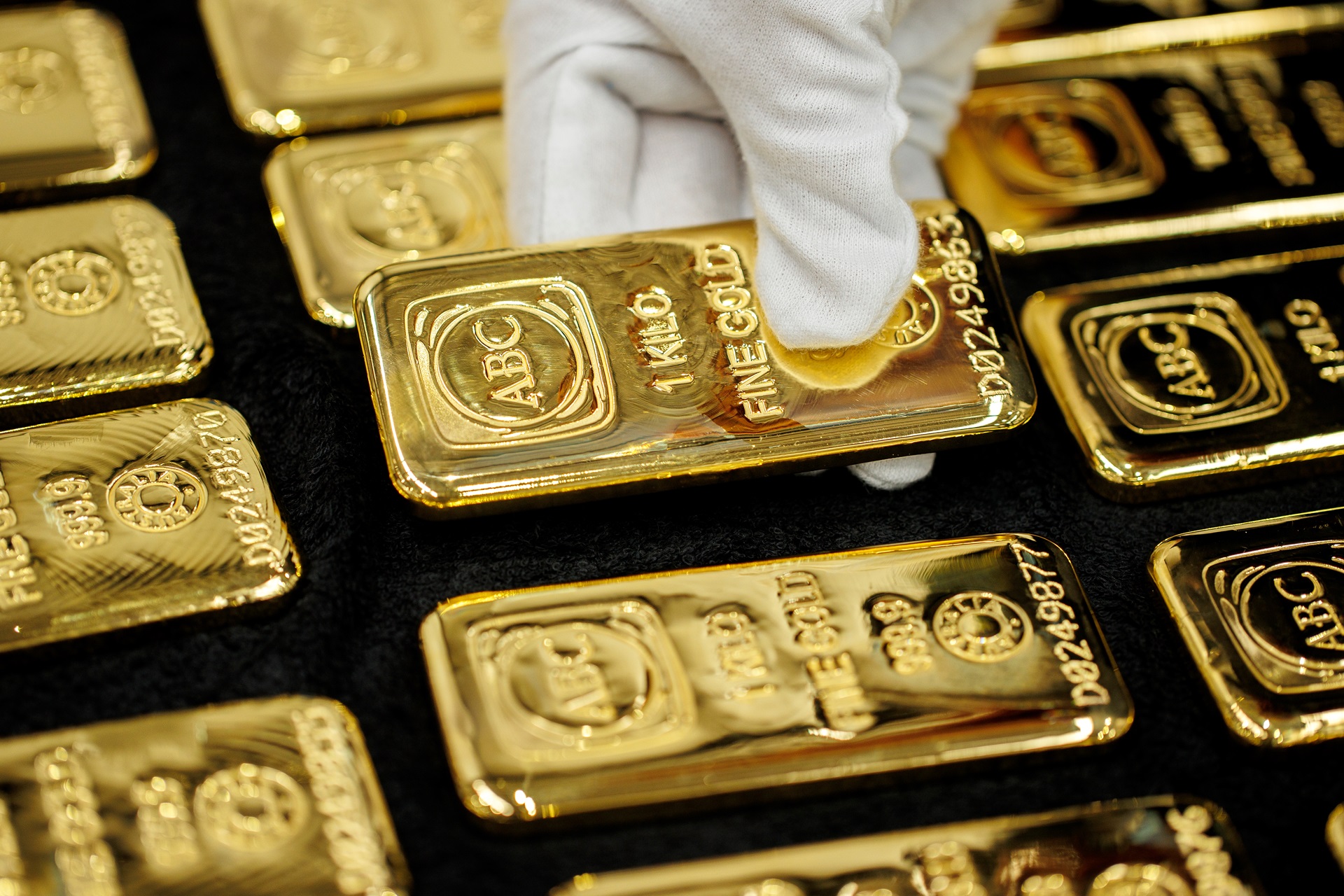 Ouro em alta, prata valoriza e estrangeiros compram ações no Brasil