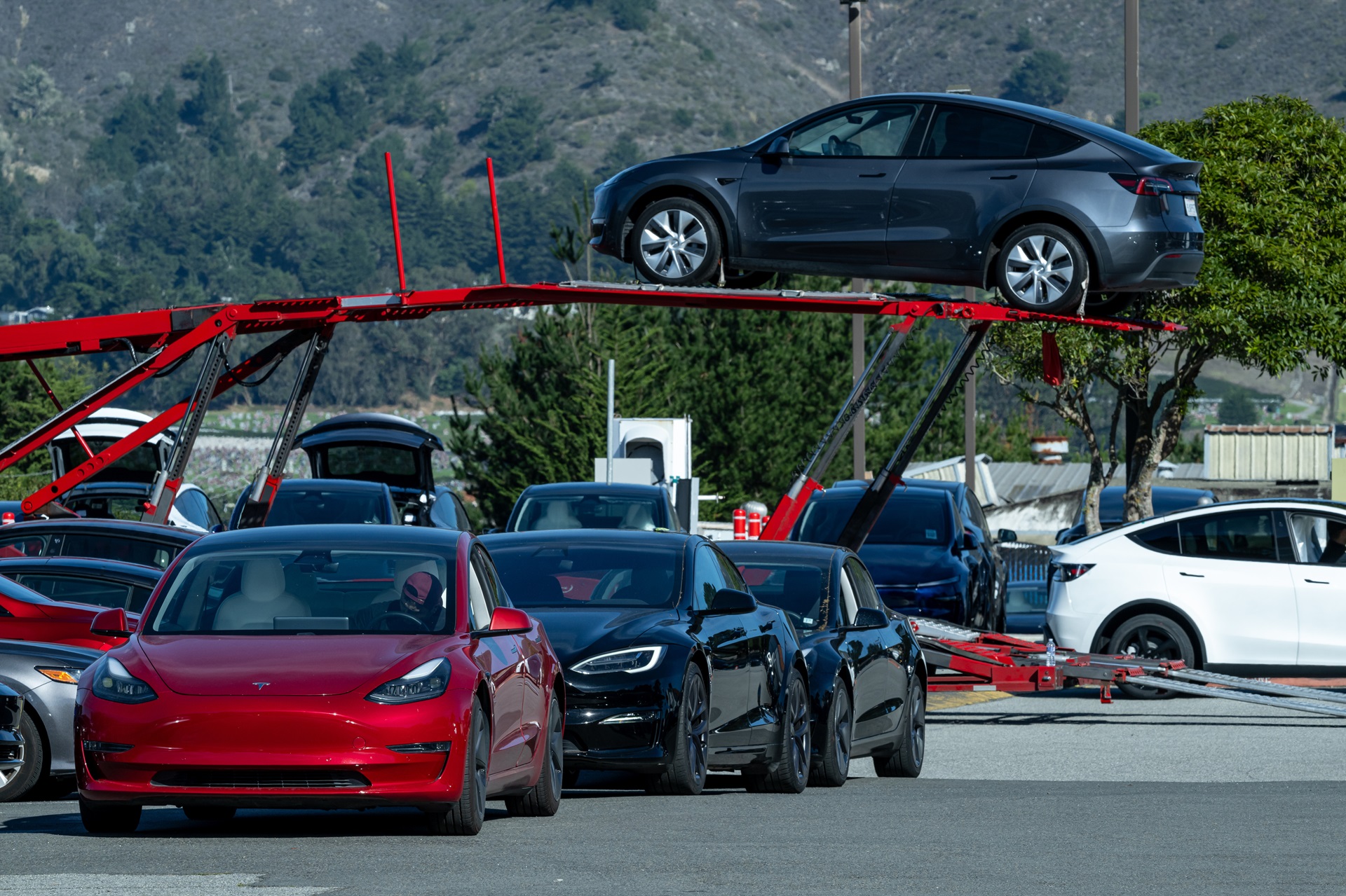É oficial: Tesla cede à BYD posto de maior fabricante de carros elétricos do mundo