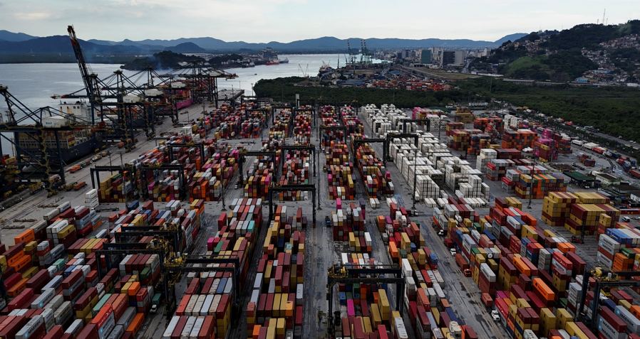 Porto de Santos bate novo recorde de movimentação de cargas em 2025