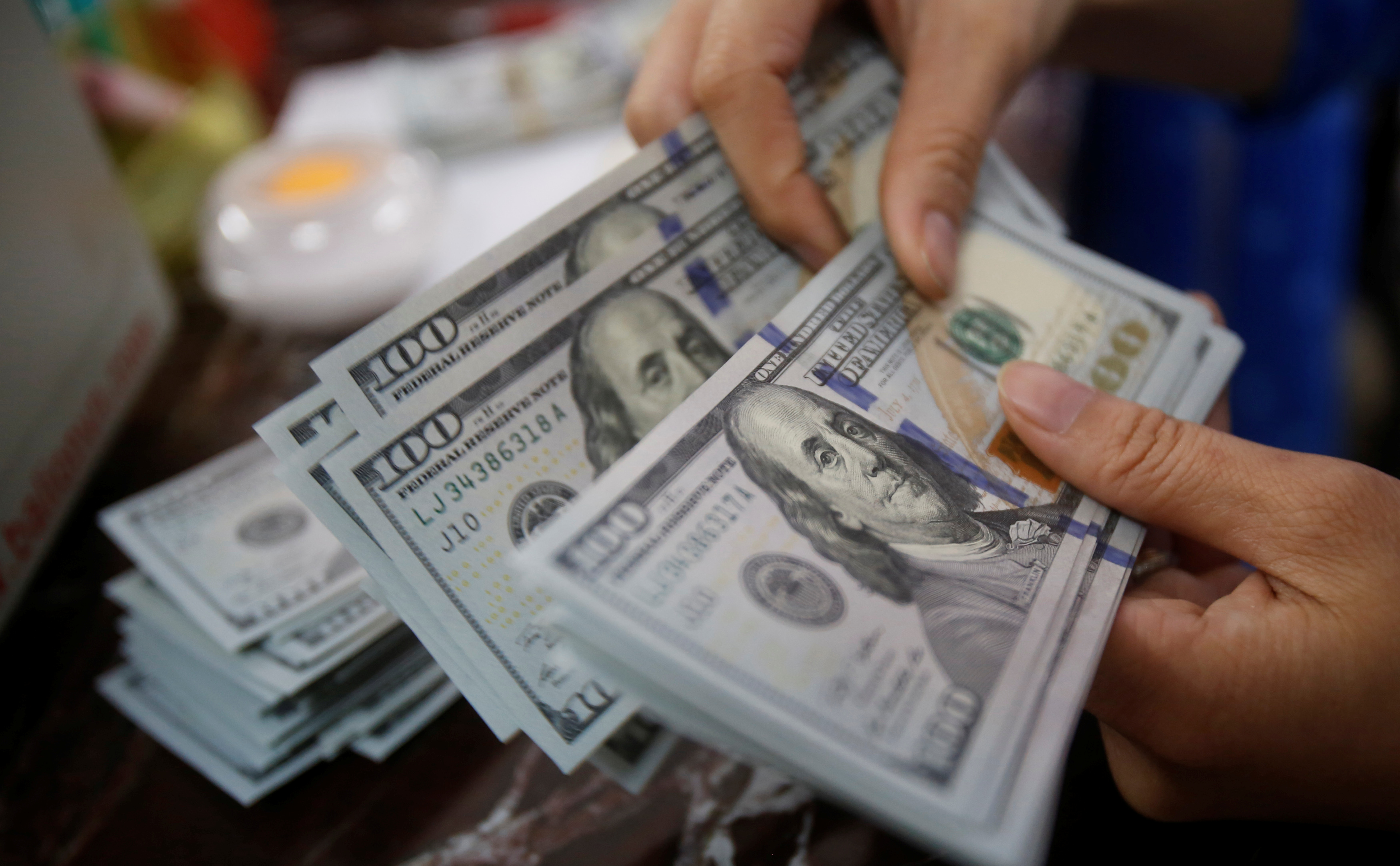 Dólar sobe com expectativa de inflação nos EUA e dados de serviços no Brasil