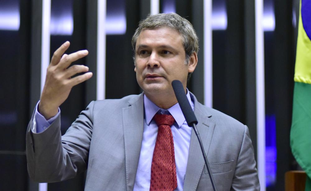 Líder do PT pede investigação contra Nikolas e irmãos Bolsonaro por golpismo