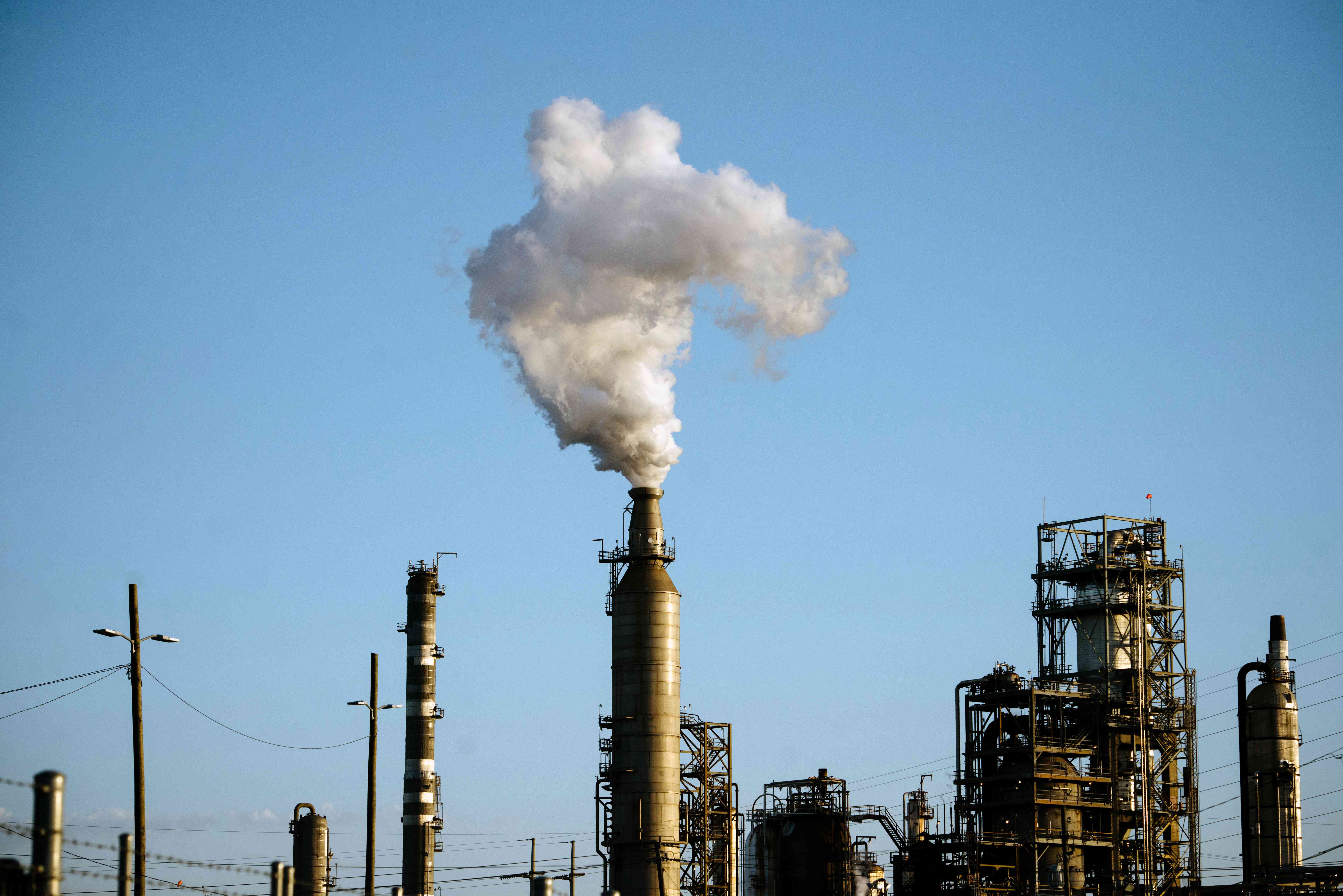 Refinarias dos EUA lucram com petróleo venezuelano sob controle dos EUA