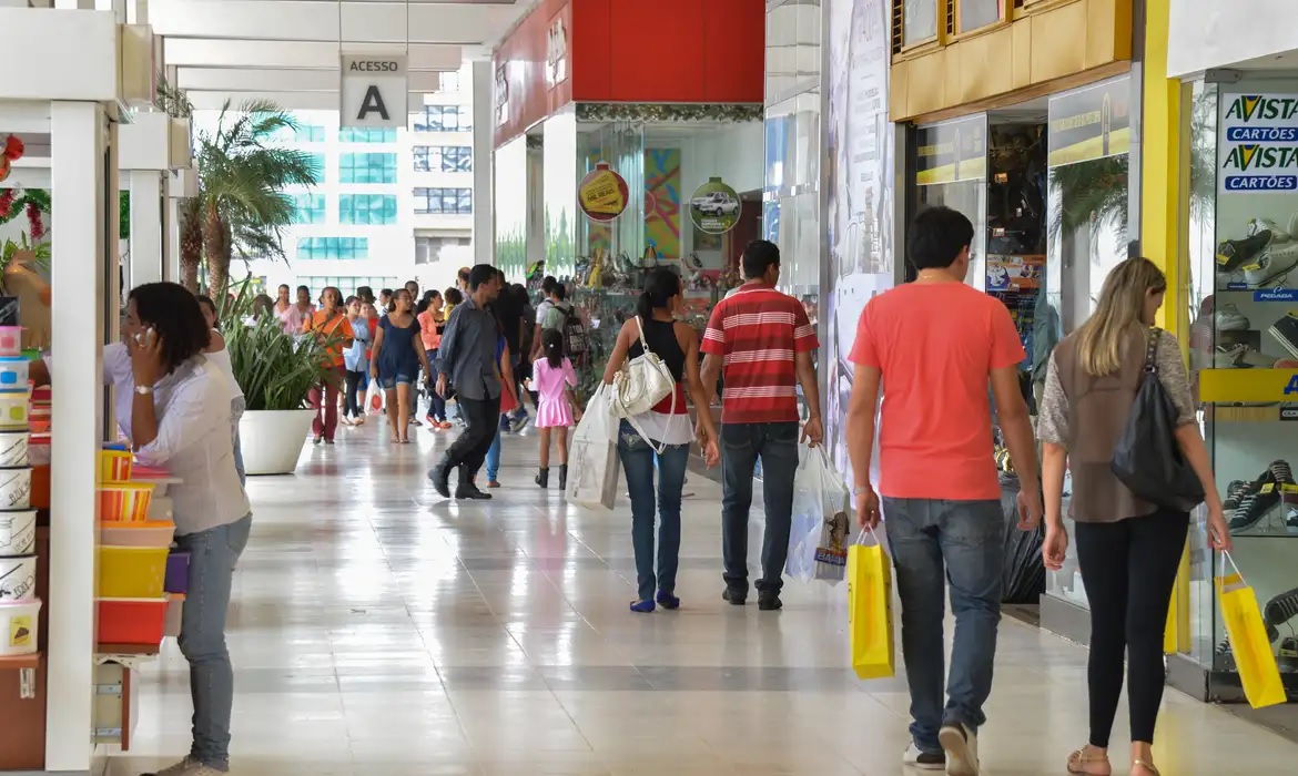 Vendas do varejo brasileiro caem 0,5% em 2025, aponta Índice Stone