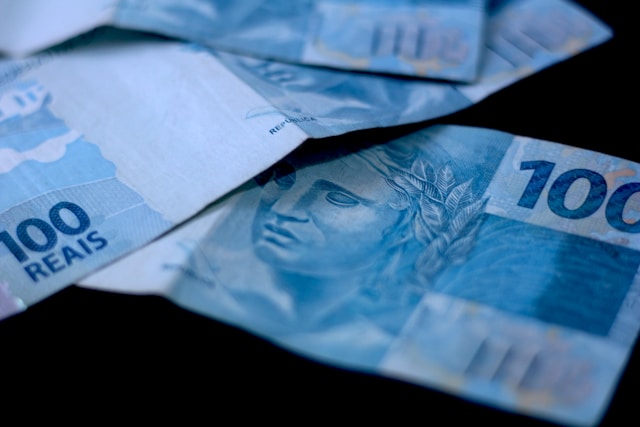 PMIs Europeus e Americanos Influenciam Taxas de Juros em Queda em 2026