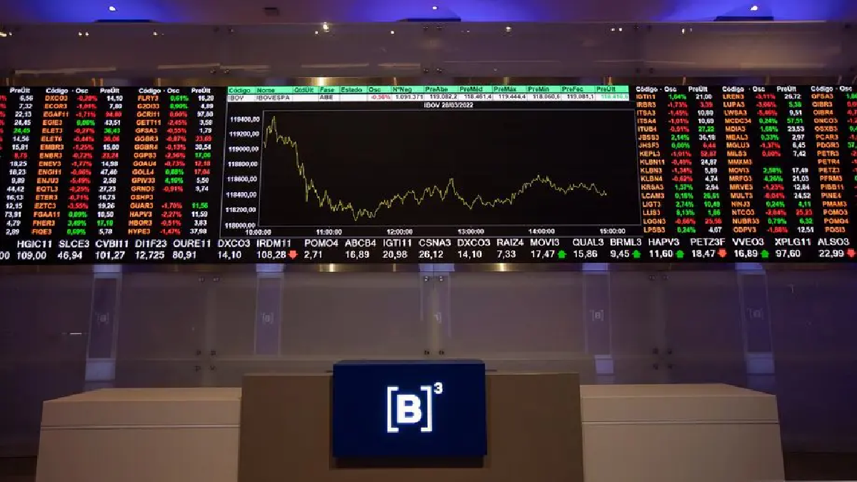 Ibovespa recua 0,13% com cautela no mercado e dólar fecha em R$ 5,37