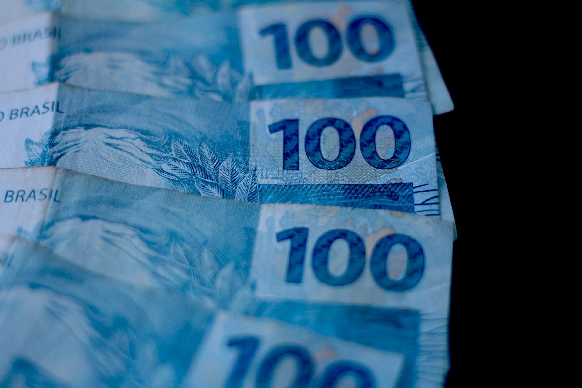 Juros futuros caem com compra de ativos por investidores estrangeiros