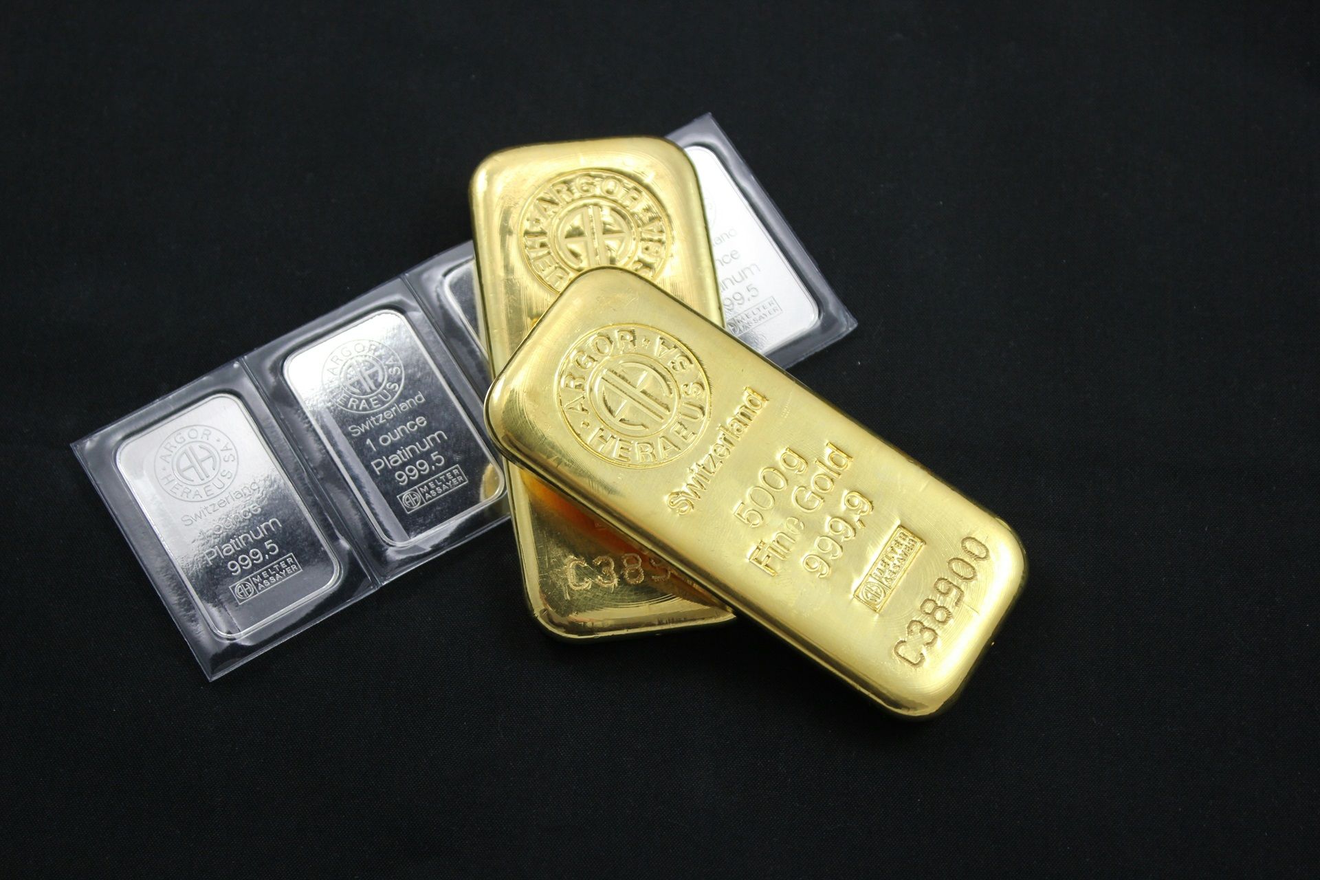 Prata atinge US$ 100 por onça e ouro tem melhor semana desde 2008