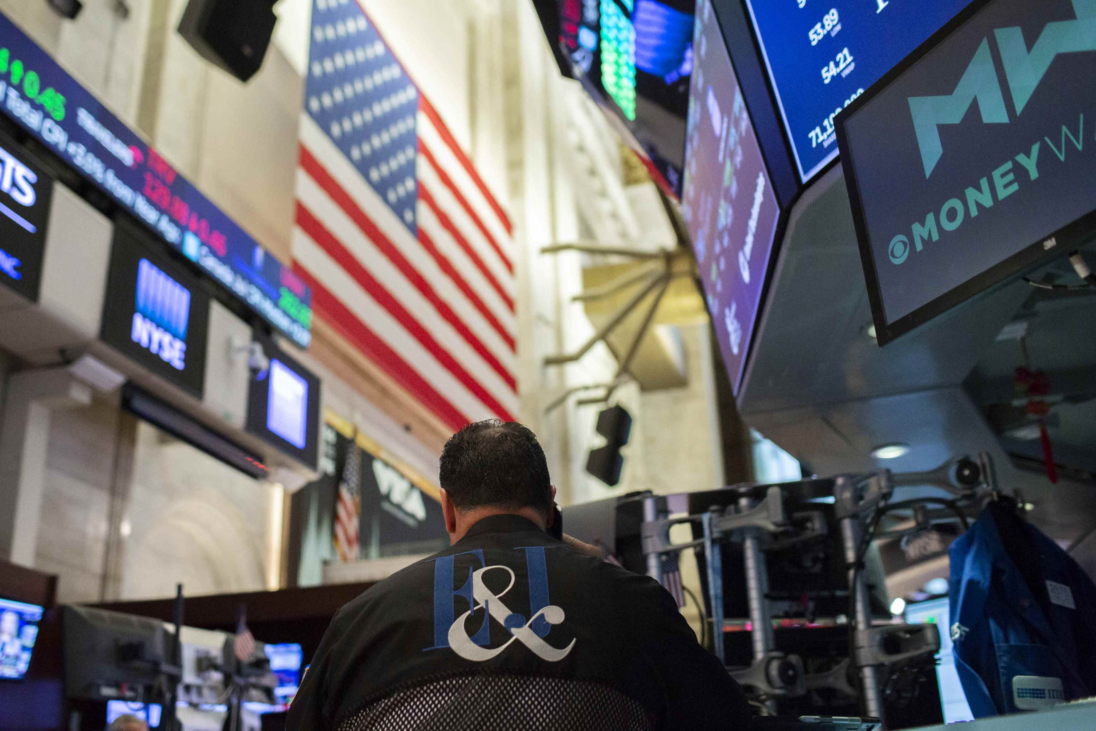 Ações dos EUA caem com Intel e tensões geopolíticas, indica Reuters