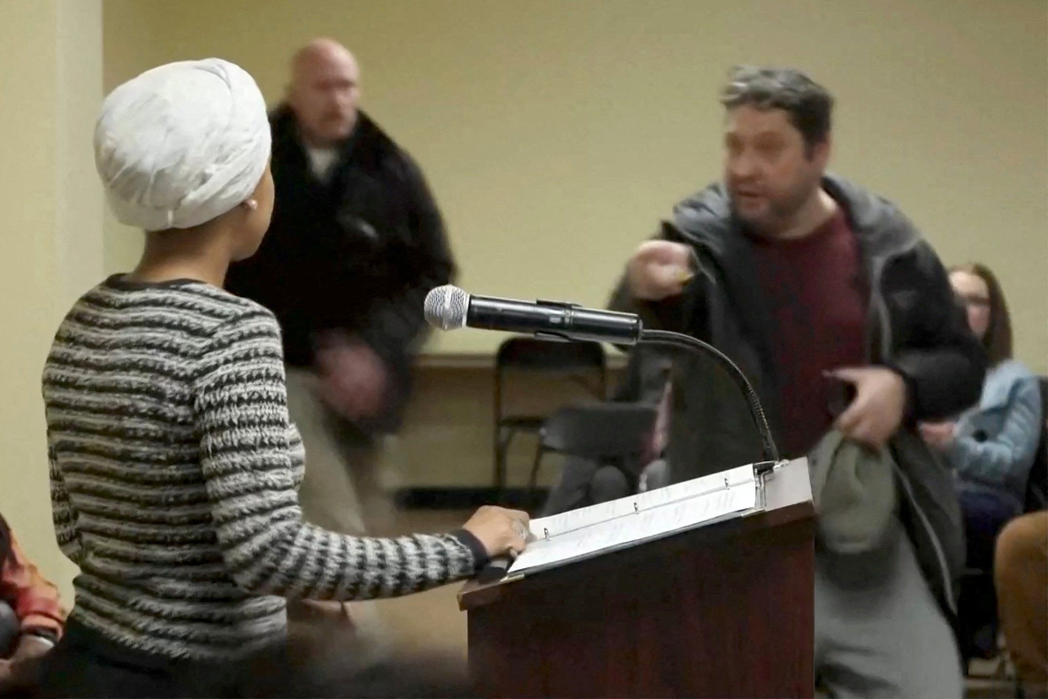 Deputada Ilhan Omar é atacada com líquido durante evento em Minneapolis