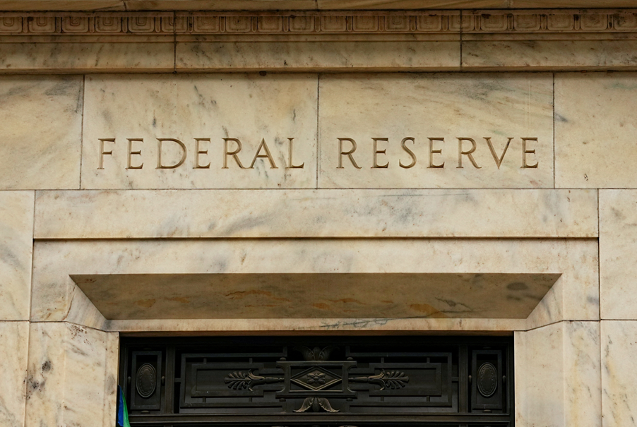 Fed decide juros em meio a dados de emprego, inflação e pressão de Trump