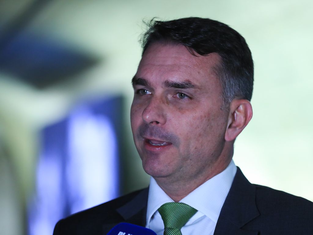Flávio Bolsonaro lançará documentário com críticas a Moraes, informa CNN