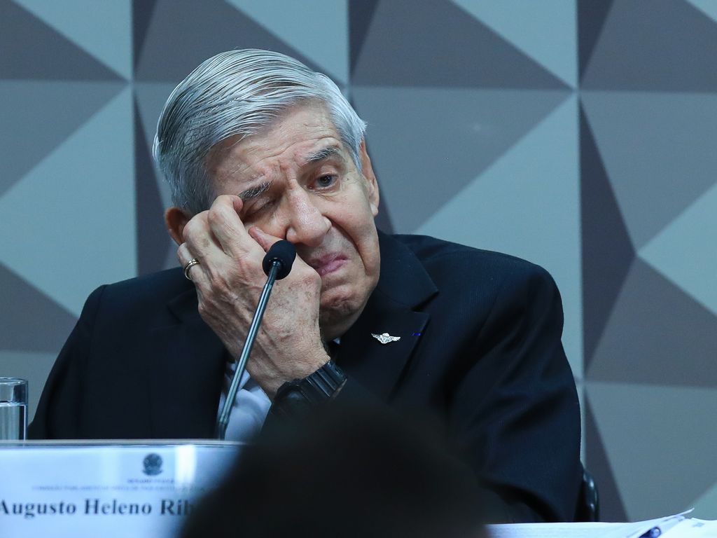 Moraes autoriza notificação presencial de Augusto Heleno em ação da Comissão de Ética