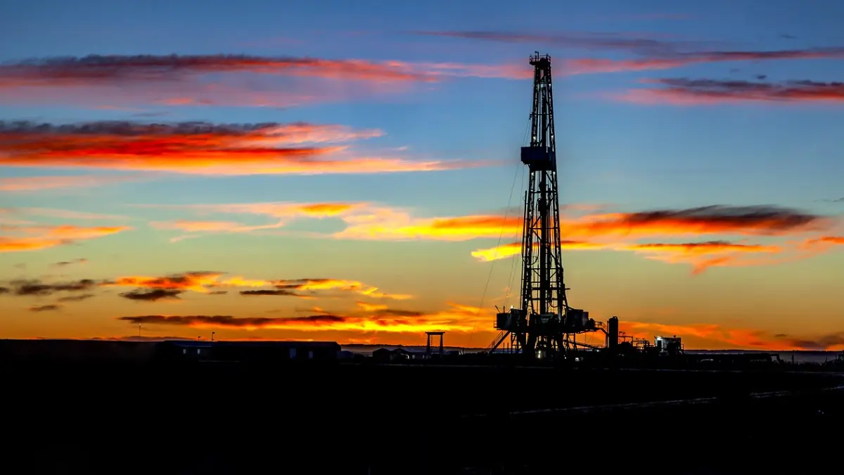 Petróleo: Contratos Futuros em Volatilidade Nesta Segunda-feira