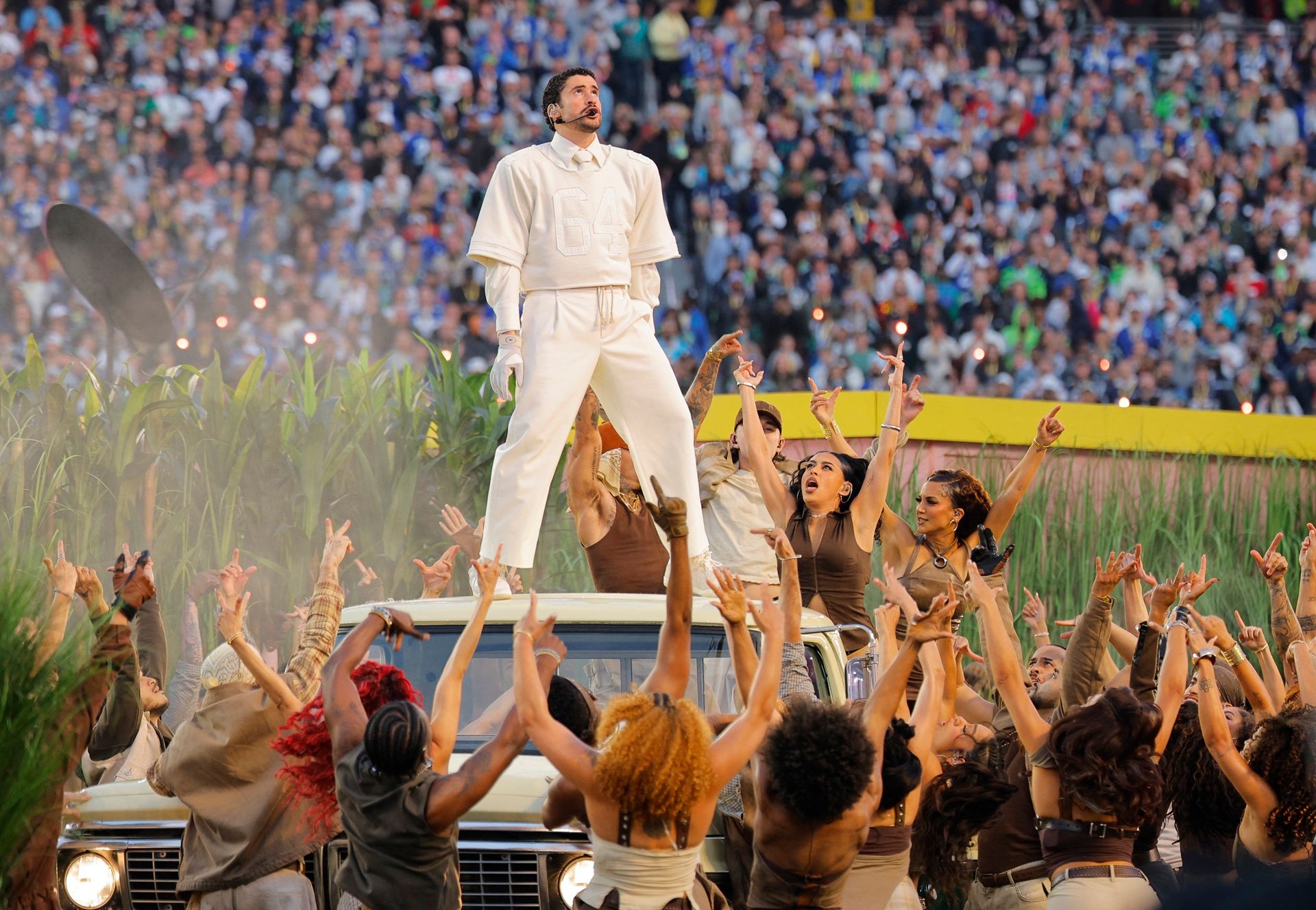 Bad Bunny faz show no Super Bowl LX com referências à cultura latina