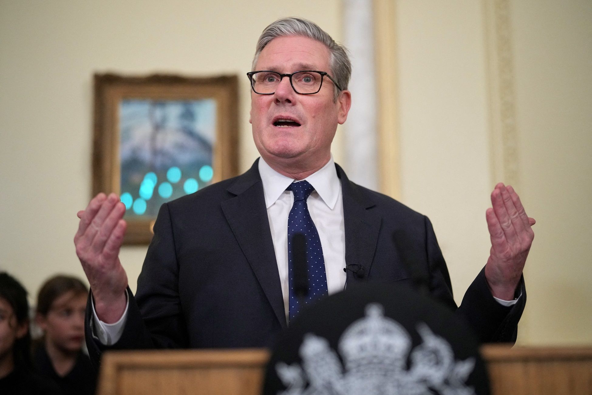 Crise política no Reino Unido: Starmer tenta se manter no cargo após revelações