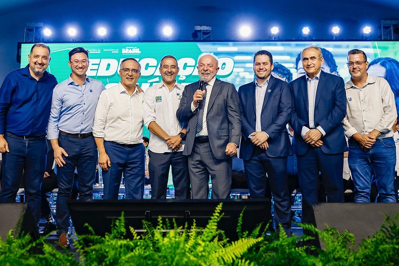 Lula aparece com prefeitos do PL em evento e comenta reação de Valdemar